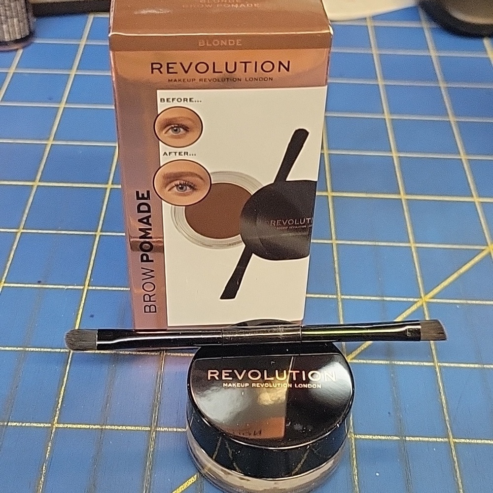 Revolution Blonde Brow Pomade w Double End Brush Kit 2.4g New in Box